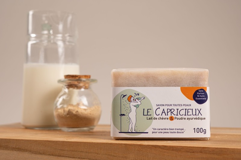 Savon artisanal Le Capricieux au lait de chevre et poudre ayurvédique – L’Atelier Ribambulle