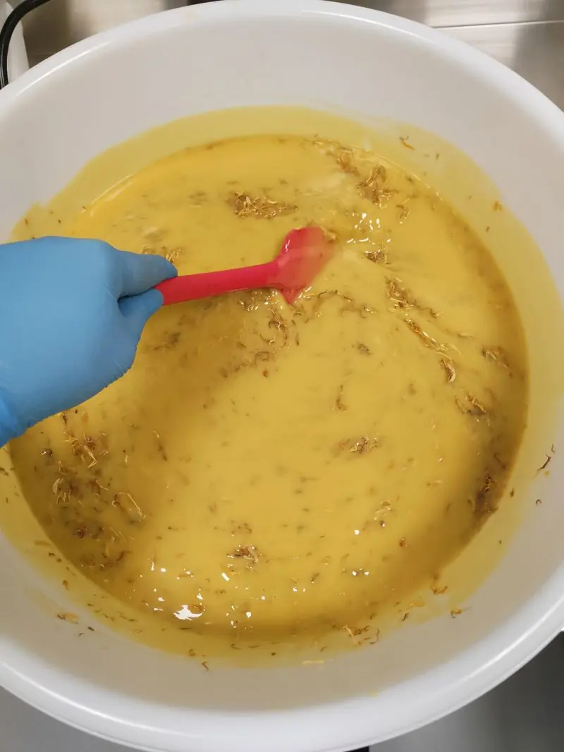 Pâte à savon mélangée à la main dans l'atelier